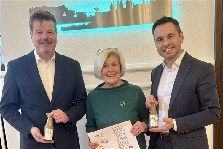 Auch Oberbürgermeister David Langner zeigte sich bei einem Treffen mit der Vorsitzenden des Vereins Elfriede Böhm und ihrem Stellvertreter Christoph Kretschmer begeistert vom Geschmack des Apfelsaftes.