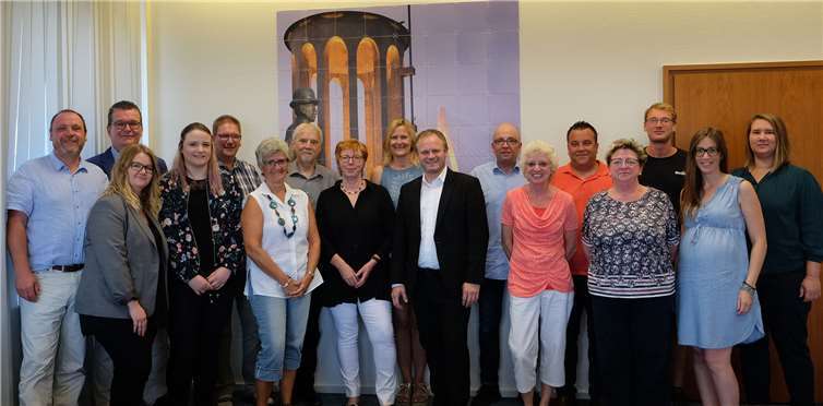 Auch Oberbürgermeister Jan Einig (10. v.l.) gratulierte Petra Neuendorf (8.v.l.) zu ihrem Dienstjubiläum. Stadt Neuwied