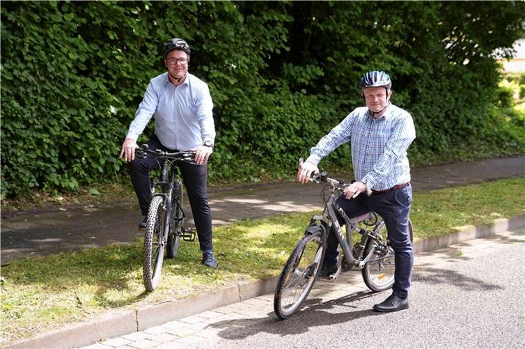 Auch Oberbürgermeister Jan Einig und Bürgermeister Peter Jung setzen während des Stadtradelns ganz bewusst aufs muskelgetriebene Zweirad.  Foto: Stadt Neuwied/Felix Banaski
