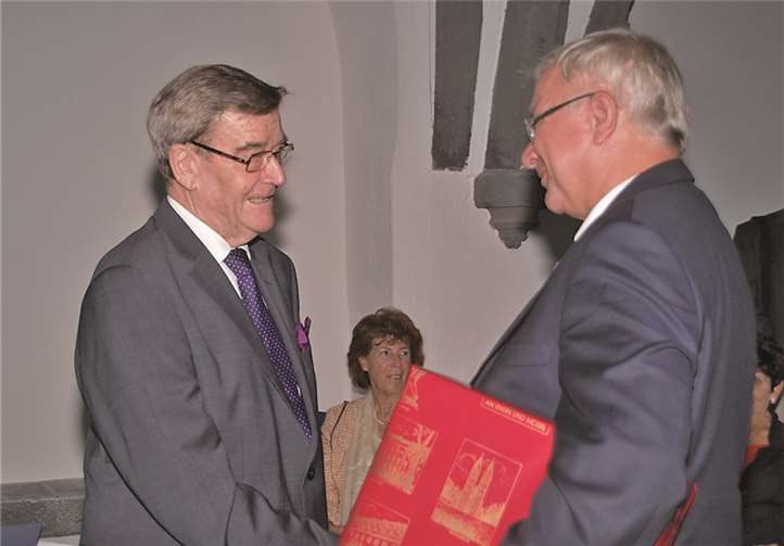 Auch Oberbürgermeister Joachim Hofmann-Göttig gratulierte zu dieser hohen Auszeichnung im Namen der Stadt Koblenz. (r.) US