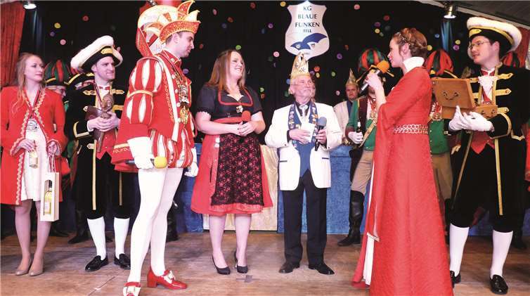 Auch Obermöhn Jana Strunk und Sitzungspräsident Alfons Mauermann waren dem überwältigenden Charme des Mendiger Prinzenpaares restlos erlegen.