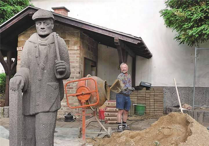 Auch Ortsbürgermeister Bernd Merkler packte kräftig mit an.