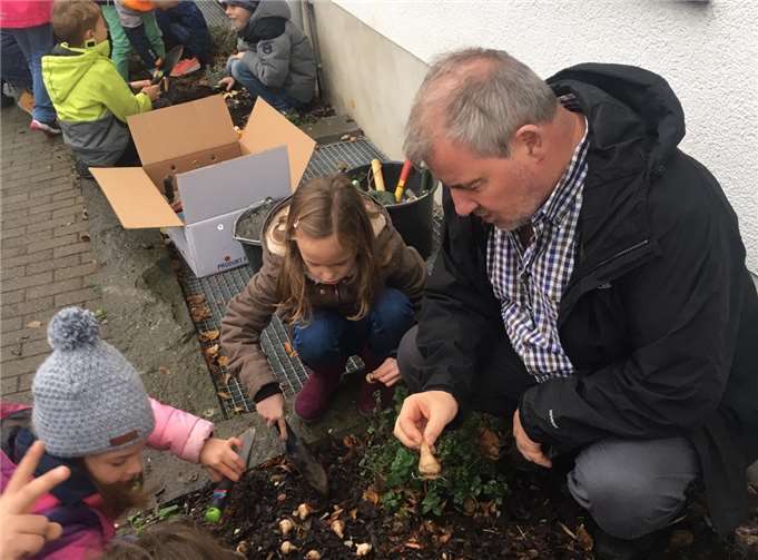 Auch Ortsbürgermeister Manfred Sattler legte mit Hand an.