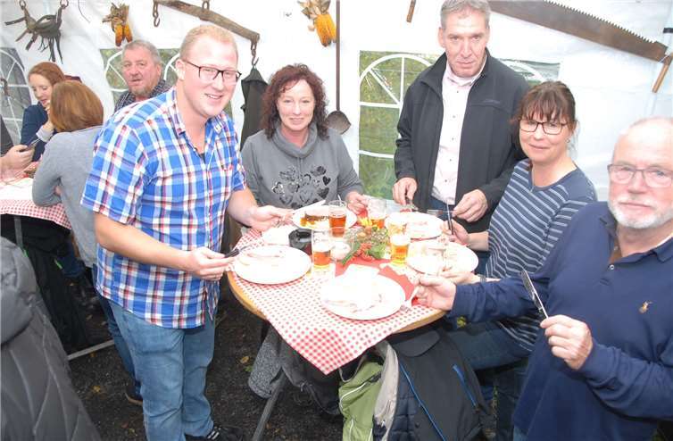 Auch Ortsbürgermeister Philipp Rasbach (li.) ist gerne Gast der Schlachtfestfreunde. Ein Teil der Einnahmen kommt einem gemeinnützigen Zweck im Ort zugute.