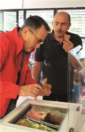 Leckeres „Lung“-Eis für alle! Auch Ortsbürgermeister Rainer Hilger (r.) ließ sich ein leckeres Eis von seinem Freund Manfred Lung schmecken.