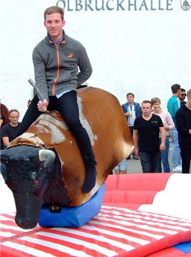 Auch Ortsbürgermeister Sebastian Schmitt versuchte sich beim Bullriding.