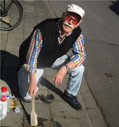 Auch Ortsvorsteher Hermann Leuning half bei der Reinigungsaktion mit.