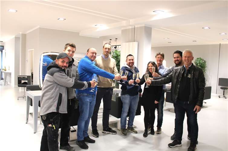 Auch Ortsvorsteher Richard Lindner (3.v.r.) gratulierte.  Foto: DU