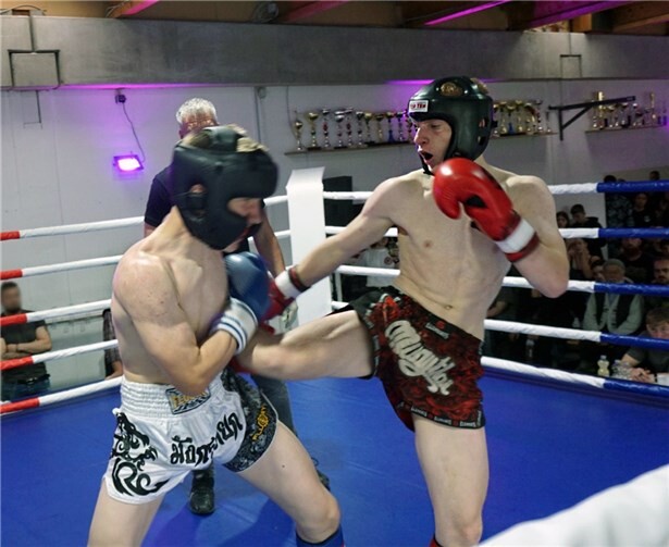 Auch Outcast-Lokalmatador Fabian Franke (16) trat im Kickboxing K1 gegen einen erfahrenen Kämpfer in 3 Runden à 2 Minuten an. Foto: Outcast Fighting e.V.