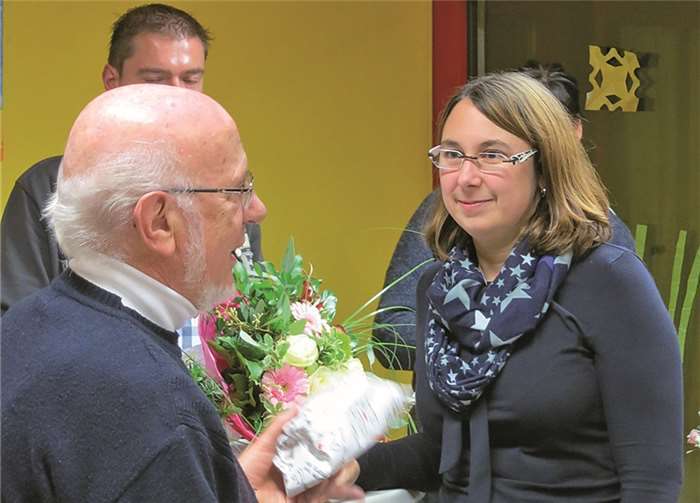 Auch Pater Wolfgang Nick überreichte Monika Fickler ein Abschiedsgeschenk. privat