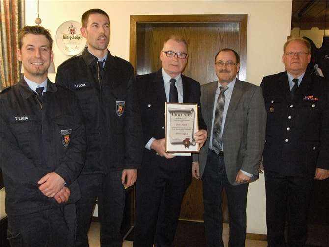 Auch Peter Rech wurde die gleiche Ehrung seitens der neuen Wehrführer zuteil.
