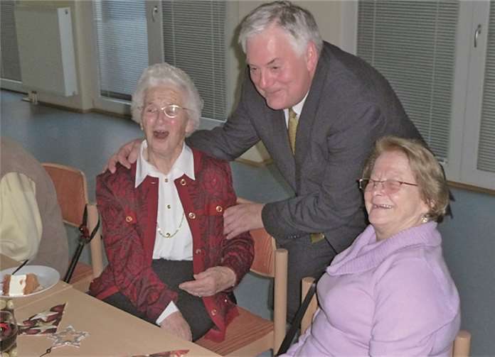 Auch Pfarrer Ernst Edelmann unterhielt sich gut mit den Seniorinnen. RFW