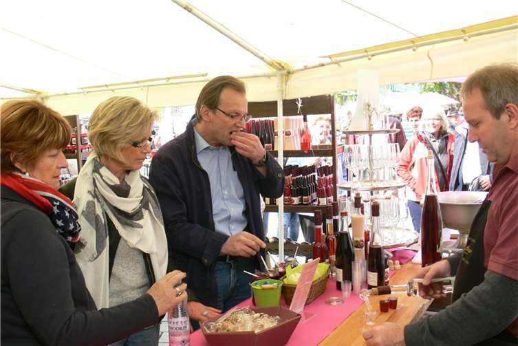 Auch Pfirsich-Wein, -Bowle oder Geistreiches von der Frucht mundeten.