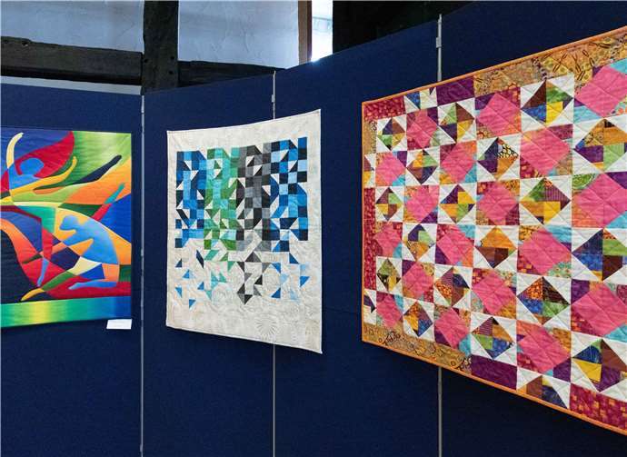 Auch Praktisches zeigten die geschickten Näherinnen.