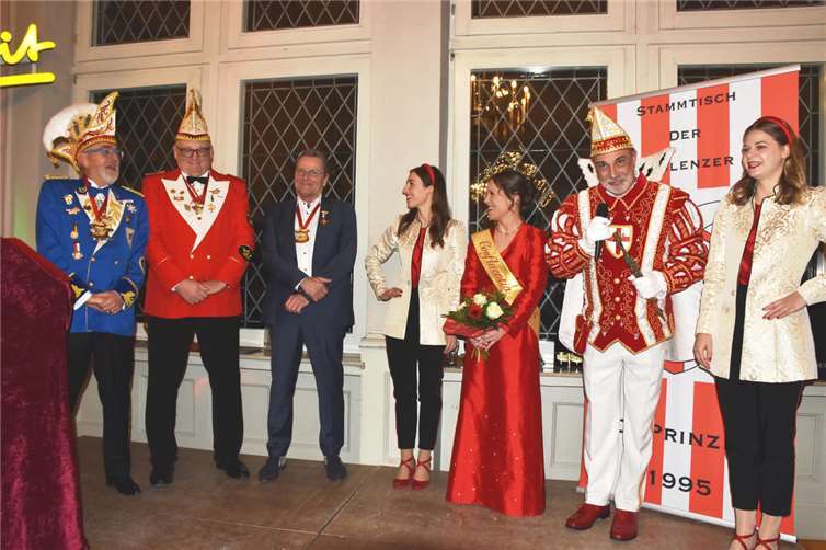 Günter Pauli und Detlef Pilger mit Goldmedaillon geehrt Auch Prinz Lars und Confluentia Kim gratulierten dem Goldmedaillonträger Günter Pauli (3.v.li.). Fotos: HEP
