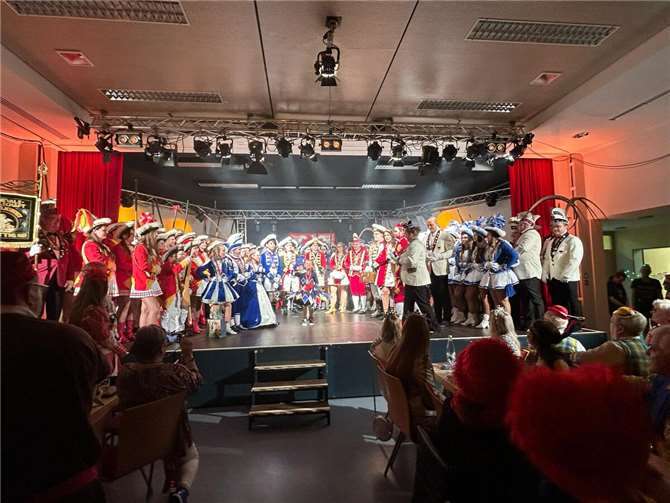 Auch Prinz Ralf I. mit seinem Hofstaat und der Kinderhofstaat mit Prinzessin Emely I. und Prinz Christopher I. dürfen an diesem Wochenende nicht fehlen und repräsentierten mit Stolz und viel Freude den Kettiger Karneval. Foto: Claudia Baumgarten