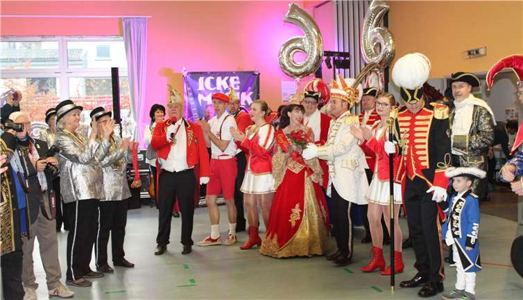 Auch Prinz und Confluentia gratulierten den Rohrer Käuzchen zum närrischen Jubiläum. privat