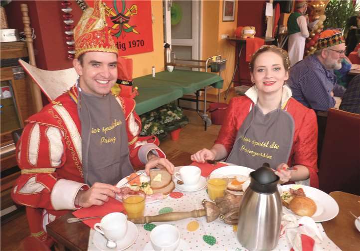 Auch Prinzessin Susi I. und Prinz Simon I. ließen sich gerne von der Prinzengarde mit einem Frühstück verwöhnen.