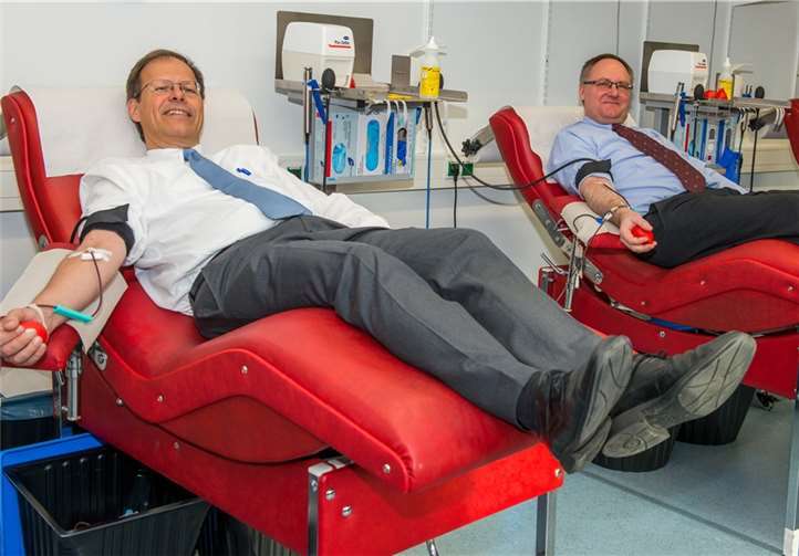 Auch Prof. Wolfganz Holzgreve, Ärztlicher Direktor und Vorstandsvorsitzender, und Prof. Johannes Oldenburg, Direktor des Instituts für Experimentelle Hämatologie und Transfusionsmedizin spendeten während des Blutspendemarathons.UniKlinikum Bonn