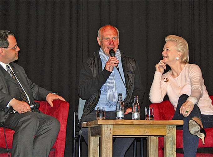 Auch Radsportstar Rudi Altig (Mitte) gesellte sich abschließend zu Marika Kilius und Professor Jörg H. Ottersbach aufs Podium. HG