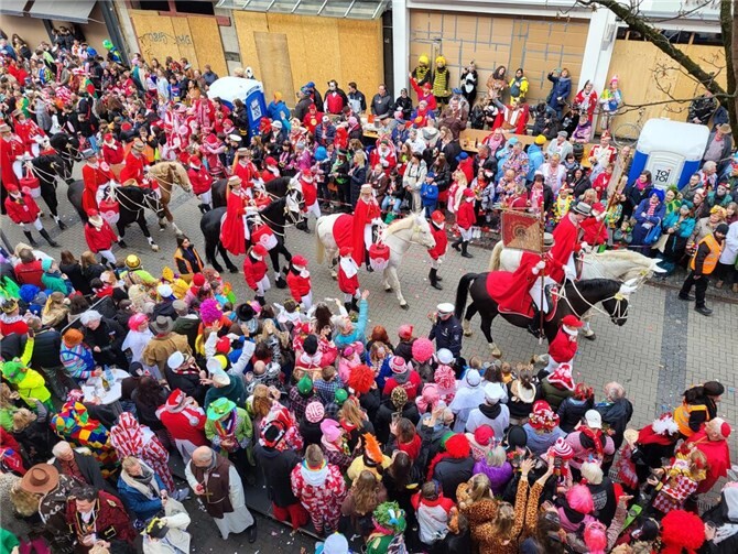 Auch Reiter auf Pferden sind im Kölner Rosenmontagszug im Einsatz.