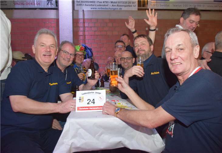 Auch Rheinbachs Bürgermeister Stefan Raetz (l.) war zum Kultevent in Ludendorf gekommen – und mit ihm wieder eine ganze Abordnung des NCR Blau-Gold.