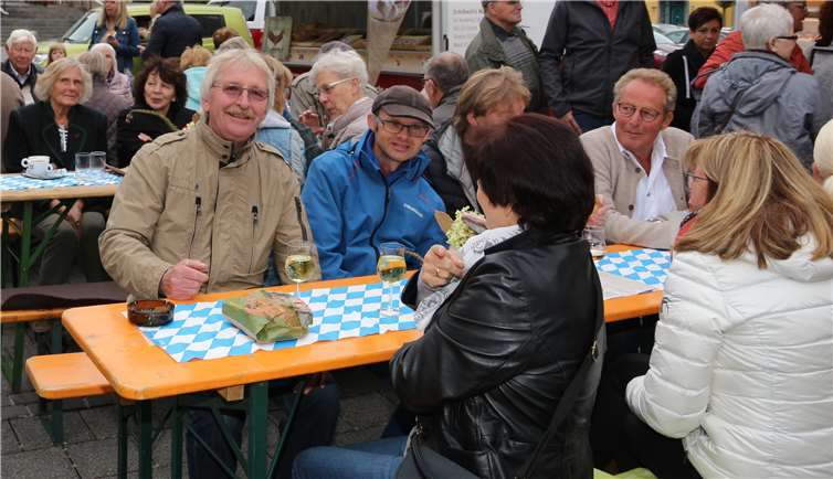 Auch Rolf Störing, Bassist der bekannten Kultband„Silhouettes“ besuchte das Bendorfer Oktoberfest.