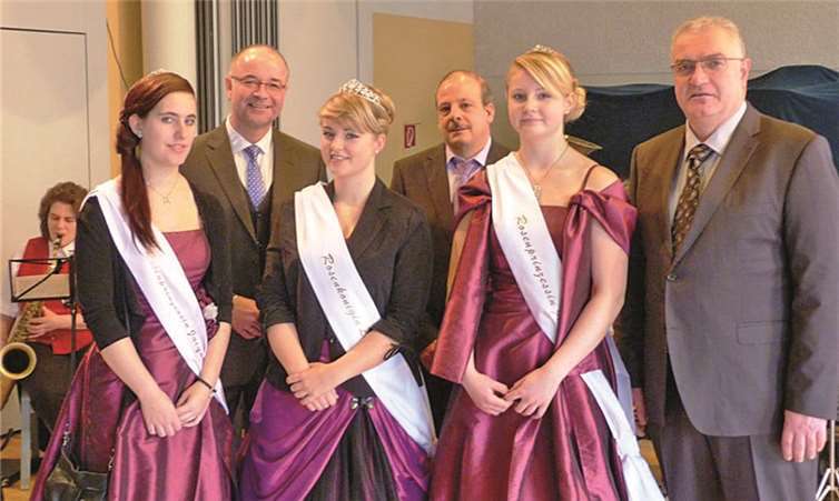 Auch Rosenkönigin Lisa Kowalleck, mit ihren Prinzessinnen Jasmin Feuerpeil und Jacqueline Schneider, konnte im Bürgerhaus begrüßt werden.  privat