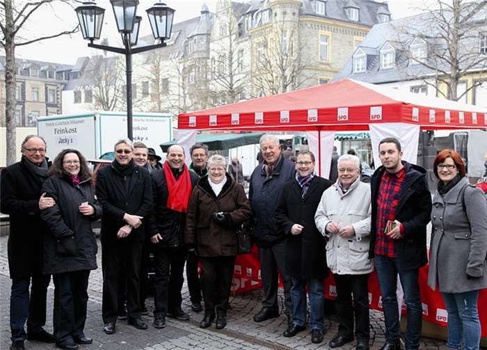Auch SPD-Generalsekretärin Andrea Nahles (2.v.l.) besuchte den traditionellen Oster-Infostand.privat