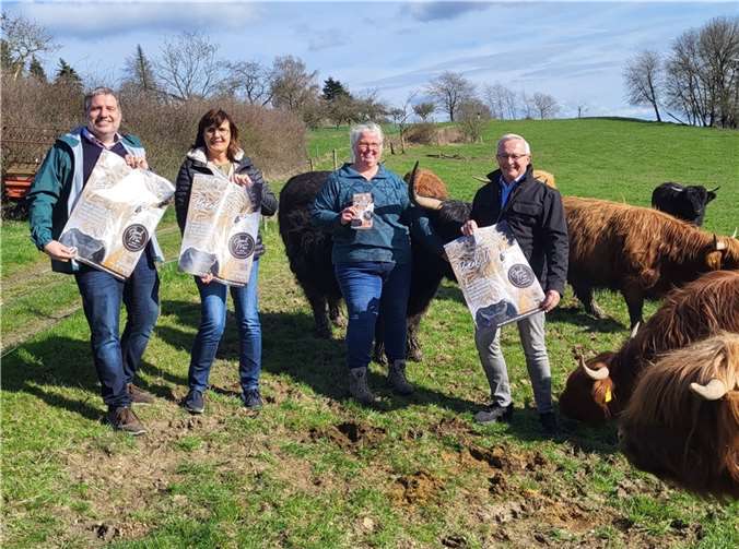 Auch Schäffes Hoflädchen auf dem Hof Schmitz in Hargarten ist Anlaufstelle auf der Höfe-Rund-Wandertour mit Rindfleischverkostung am 11. Mai. Vorab ließen sich v.li. Jörg Hohenadl (WFG Landkreis Neuwied und Projektleiter Naturgenuss), die Geschäftsführerin des Naturpark Rhein-Westerwald Irmgard Schröer und Landrat Achim Hallerbach von Landwirtin und Naturgenuss Partnerin Dorothee Schmitz (2.v.r.) Einblicke geben.  Foto: Jörg Hohenadl