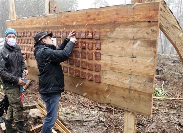 Auch Schneegestöber kann die Westerwald-Kinder nicht aufhalten. An mächtigen Brettern haben sie die ersten 90 Baumpatenschafts-Keramiken angebracht, jede mit einer persönlichen Widmung versehen... Fotos: DKSB