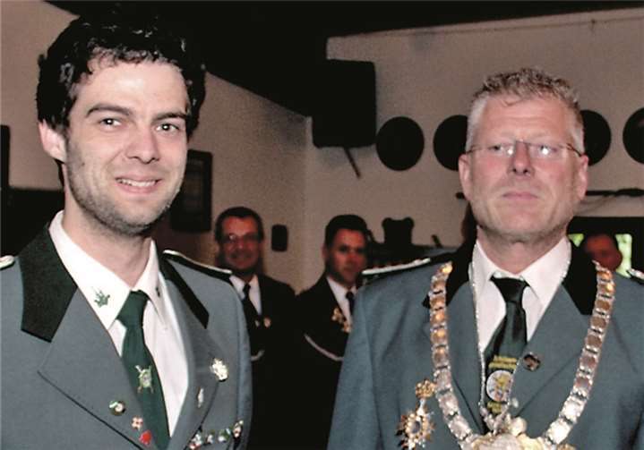 Auch Schützenhauptmann André Aschkowski (links) freut sich über den neuen Schützenkönig Axel Lehmann. Paul-Leo Klein