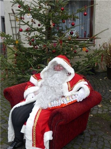 Auch St. Nikolaus machte es sich in Eller gemütlich und hatte für die Kids reichlich Süßes dabei.