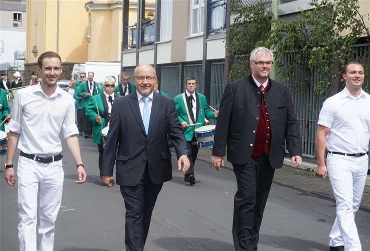 Auch Stadtbürgermeister Guido Job und Pastor Christian Scheinost feierten die Kirmes fröhlich mit.
