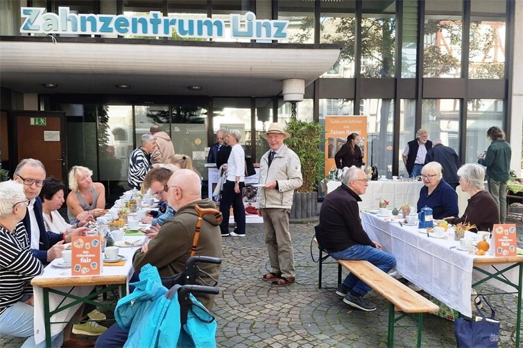 Auch Stadtbürgermeister Helmut Muthers ließ es sich nicht nehmen, zum fairen Bürgerfrühstück zu kommen. Er lobte das reichhaltige Angebot von leckeren Brotaufstrichen.