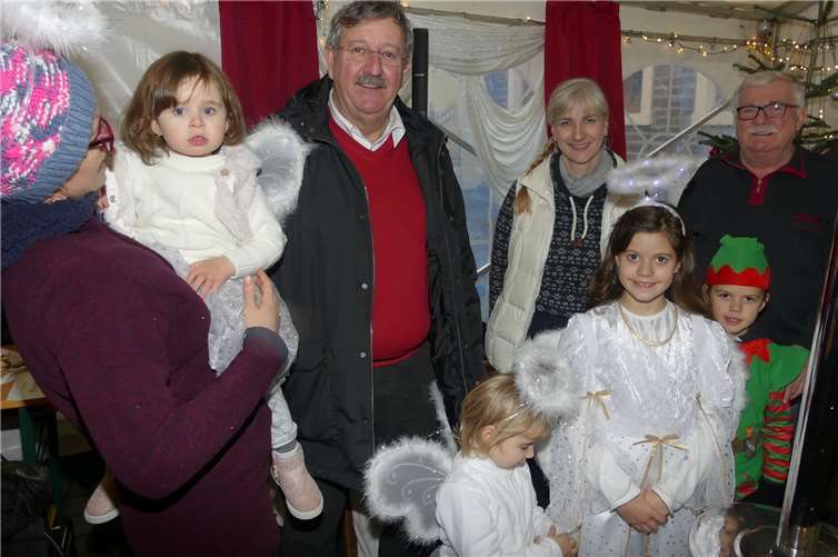 Auch Stadtbürgermeister Walter Schmitz war zugegen, als das Christkind beim Brausezauber seine Aufwartung machte.Fotos: TE