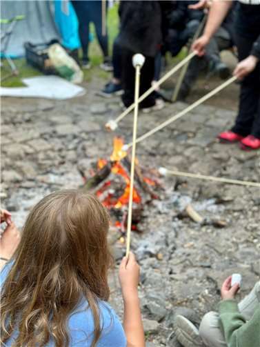 Auch Stockbrot wurde gebacken.
