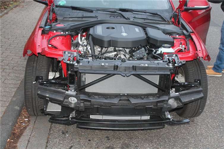 Auch Teile des Motors und die Motorhaube wurden entwendet.