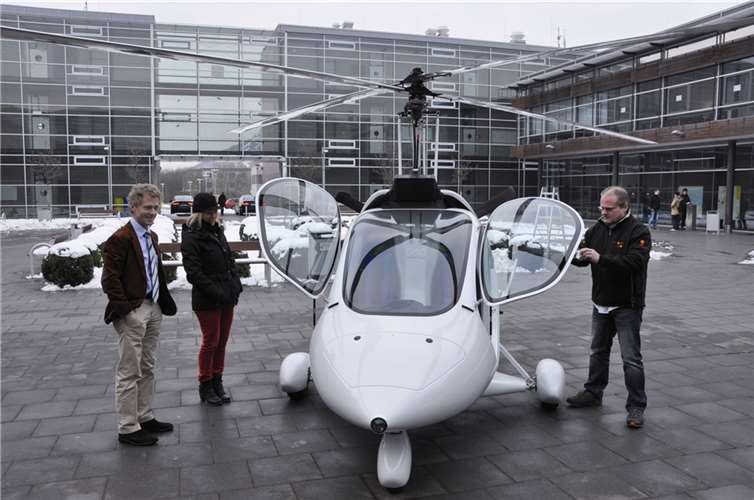Auch Thomas Wolff, der Vorsitzende des Fördervereins der FH (l), wäre zu gerne mit dem Tragschrauber direkt in die Luft gegangen.AB