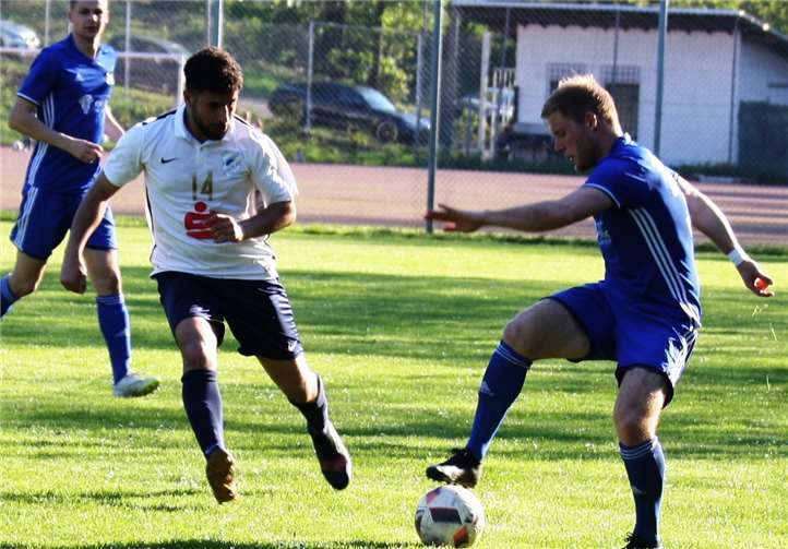 Auch Torjäger Moritz Pies kam beim FC Cosmos Koblenz (links Hussein Jeha) nie zur Entfaltung.