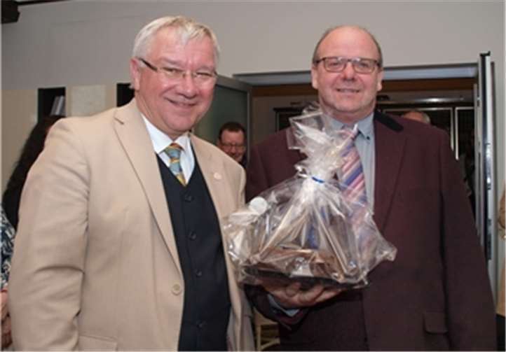 Auch Udo Hartmann (Vorsitzender des Fanfarenzugs Koblenz-Karthause) freute sich über die Zuwendung der „JoHo-Schängelstiftung und erhielt aus den Händen des Vorstandsvorsitzenden Joachim Hofmann-Göttig noch einen leckeren Kuchen obendrauf. (v.r.)