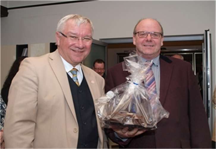 Auch Udo Hartmann (Vorsitzender des Fanfarenzugs Koblenz-Karthause) freute sich über die Zuwendung der „JoHo-Schängelstiftung und erhielt aus den Händen des Vorstandsvorsitzenden Joachim Hofmann-Göttig noch einen leckeren Kuchen obendrauf. (v.r.)