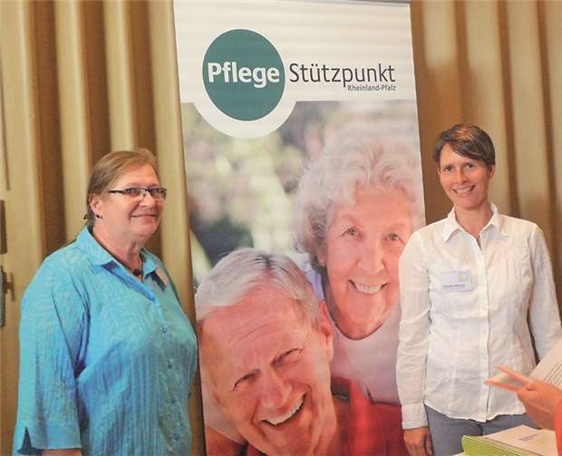 Auch Ulrike Flick (l.) und Claudia Hermes vom Pflegestützpunkt beantworteten viele Fragen zum Umgang mit Menschen mit Demenz und den Möglichkeiten der finanziellen Hilfen.