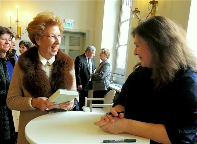 Auch Ute Scherer, Ehefrau des Vorsitzenden des Freundeskreises Theater Koblenz, nutzte die Signierstunde im Anschluss an die Matinee zum einem kurzen Plausch mit Eva Mattes.