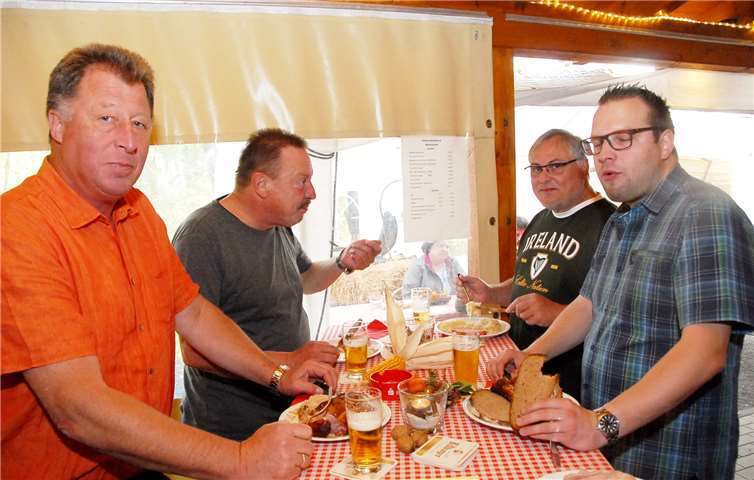 Auch VG-Bürgermeister Horst Rasbach (li.) gehört zu den treuen Besuchern des Kleinmaischeider Schlachtfests. Den Besuchern stehen die verschiedensten deftigen Köstlichkeiten zur Auswahl zur Verfügung.-KER-