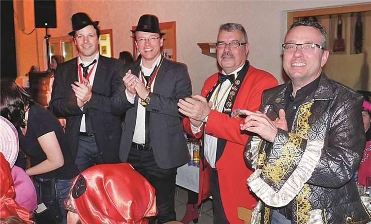 Auch VG-Bürgermeister Jörg Lempertz (2.v.l.) und Stadtbürgermeister Hans-Peter Ammel (2.v.r.) statteten den Obermendiger Möhnen einen Besuch ab.