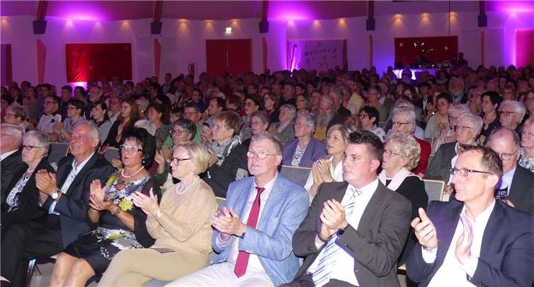 Auch Verbandsbürgermeister Maximilian Mumm (v.r.) zählte sich zu den vielen Hundert begeisterten Besuchern.