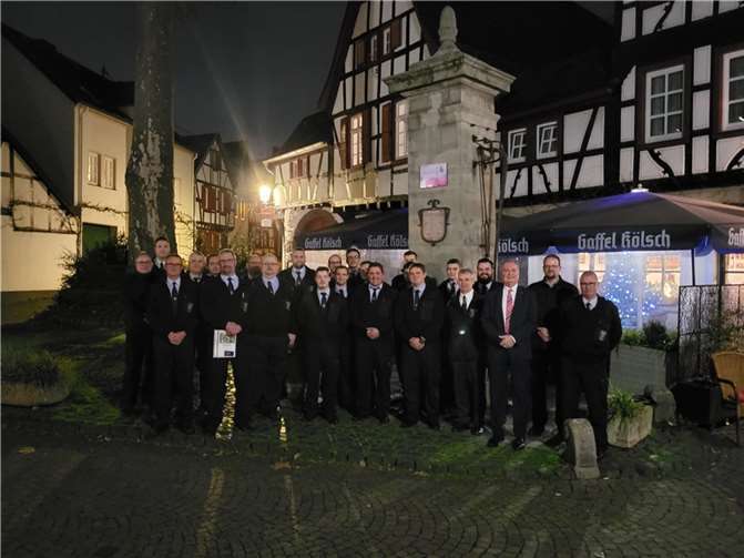 Auch Verpflichtungen, Beförderungen und Ehrungen wurden durchgeführt.  Foto: FFW Erpel