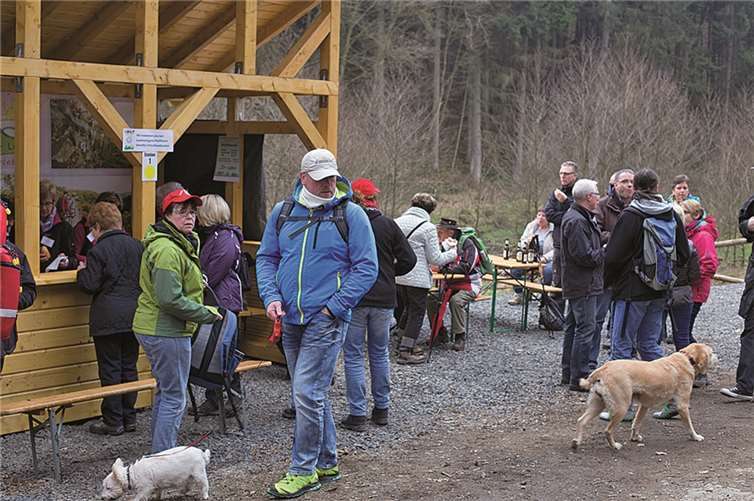 Auch Vierbeiner waren mit auf der Wanderung.
