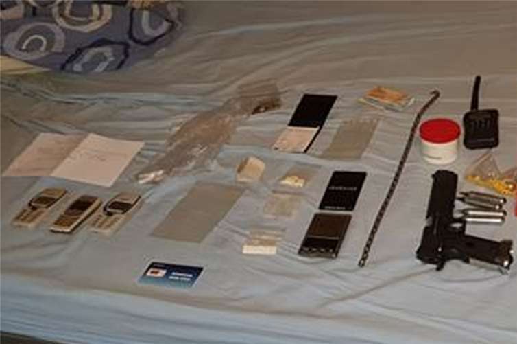 Auch Waffen und Betäubungsmittel konnten sichergestellt werden.